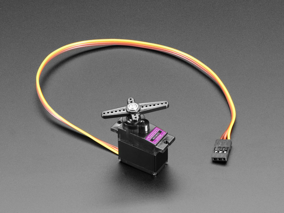 Servo MG90D con etiqueta morada